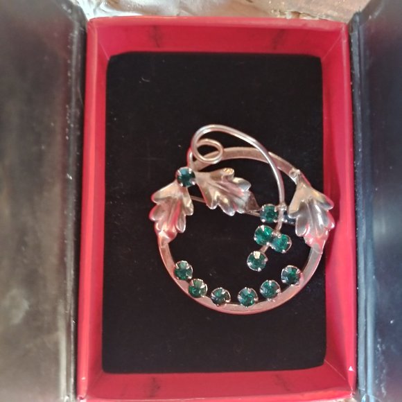 Vintage Gold Toned Grapevine Brooch Pin with Rhinestone Emeralds - Picture 1 of 4